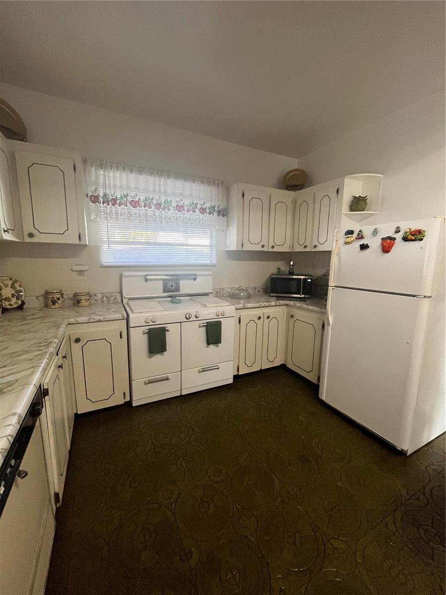 2405 CORRINE ST — photo 12