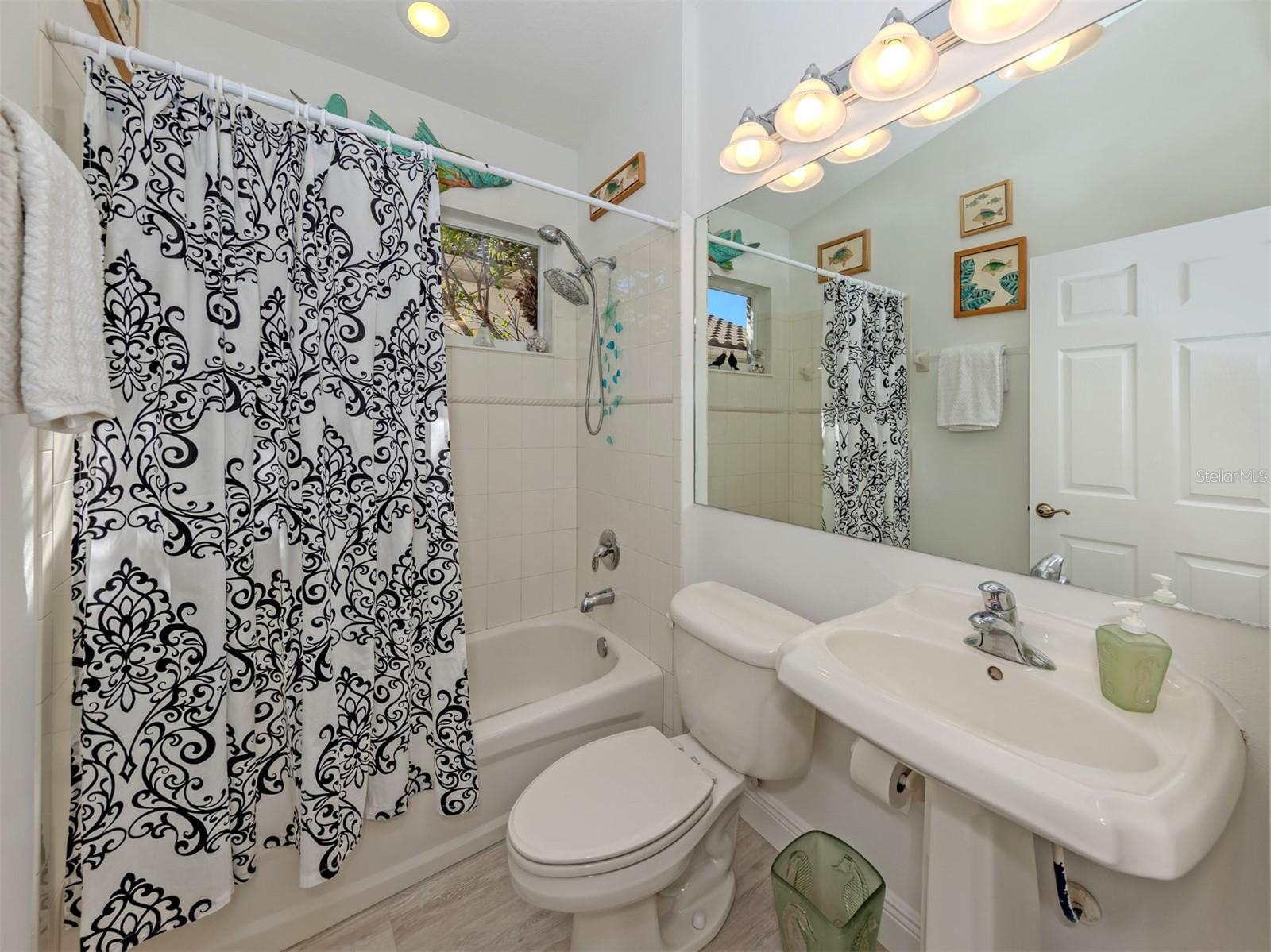 404 PINEWOOD LAKE DR — photo 23
