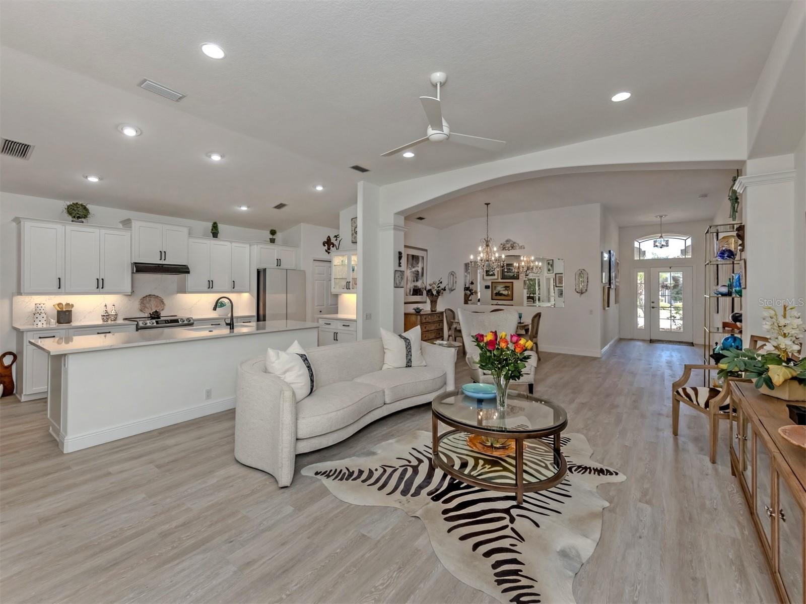 404 PINEWOOD LAKE DR — photo 3