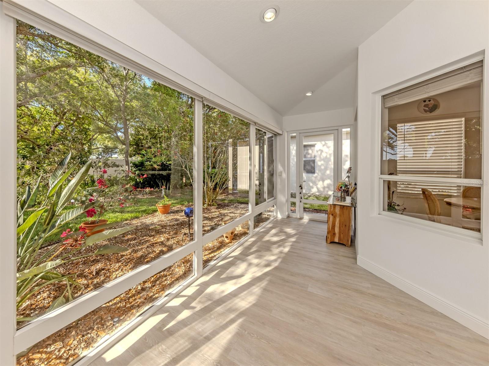 404 PINEWOOD LAKE DR — photo 18