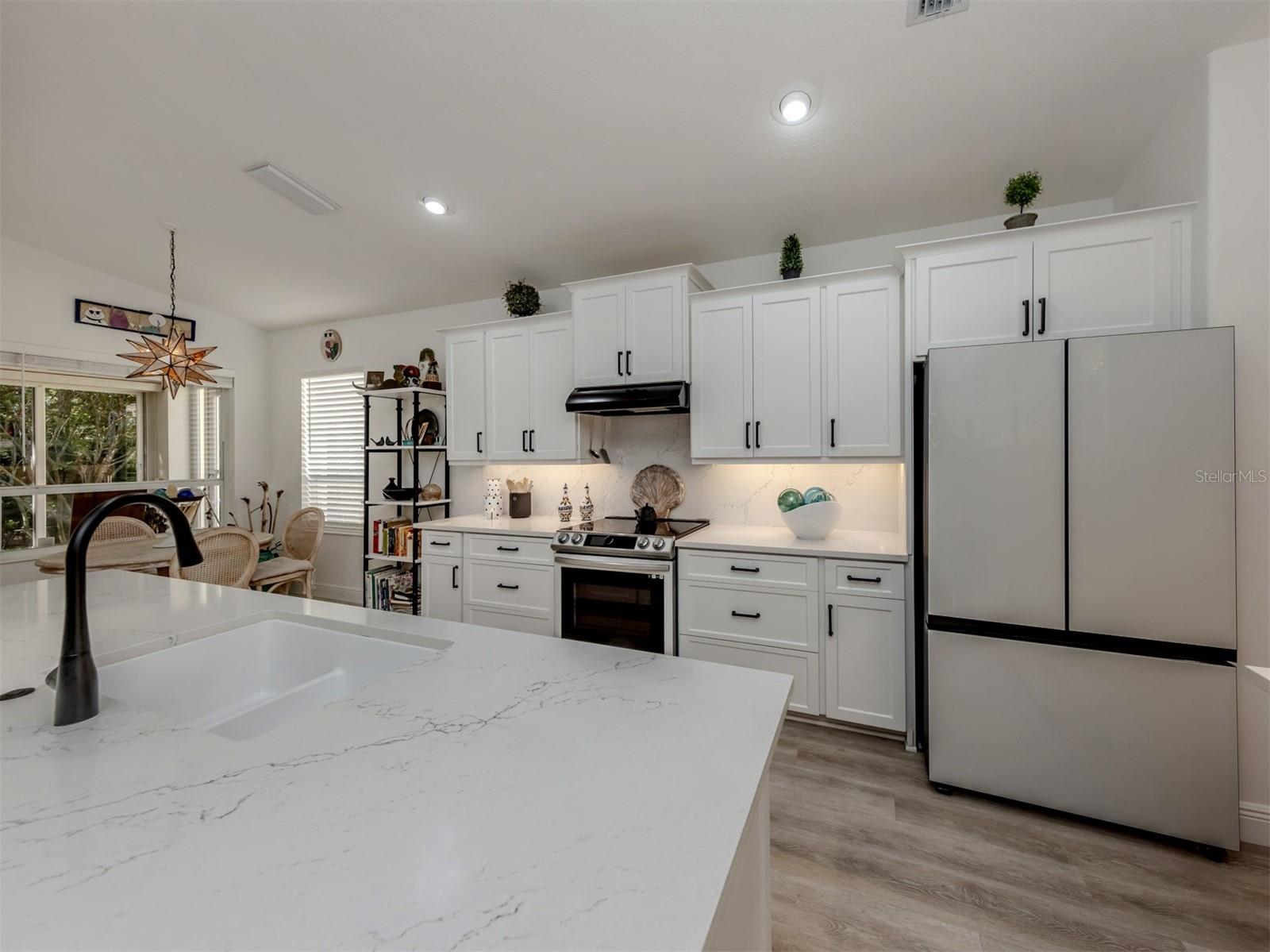 404 PINEWOOD LAKE DR — photo 12