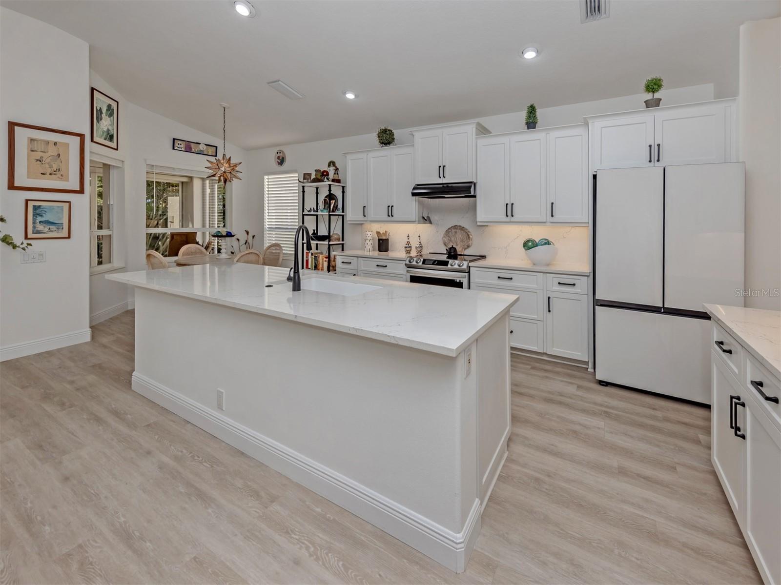 404 PINEWOOD LAKE DR — photo 10