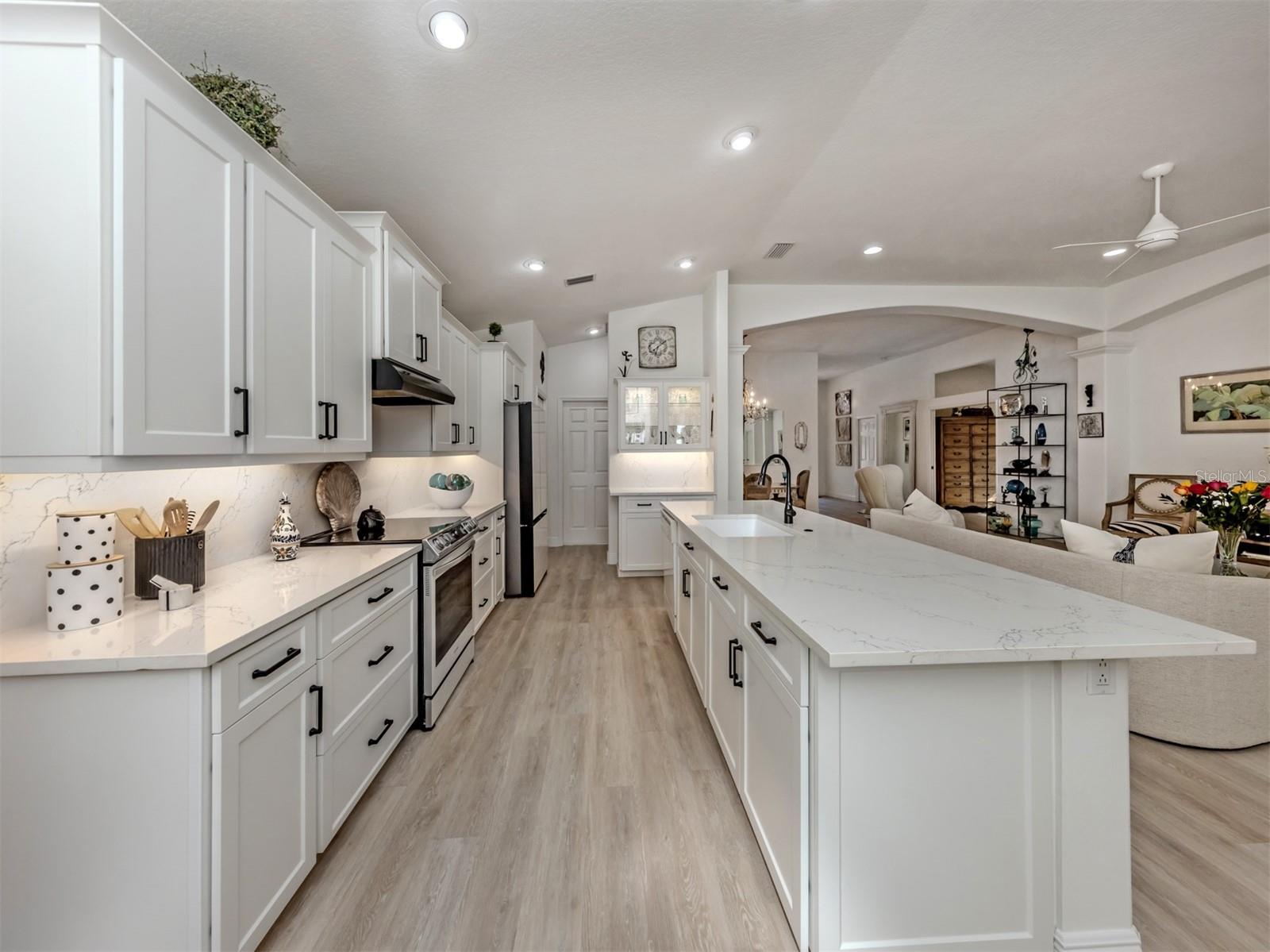 404 PINEWOOD LAKE DR — photo 11