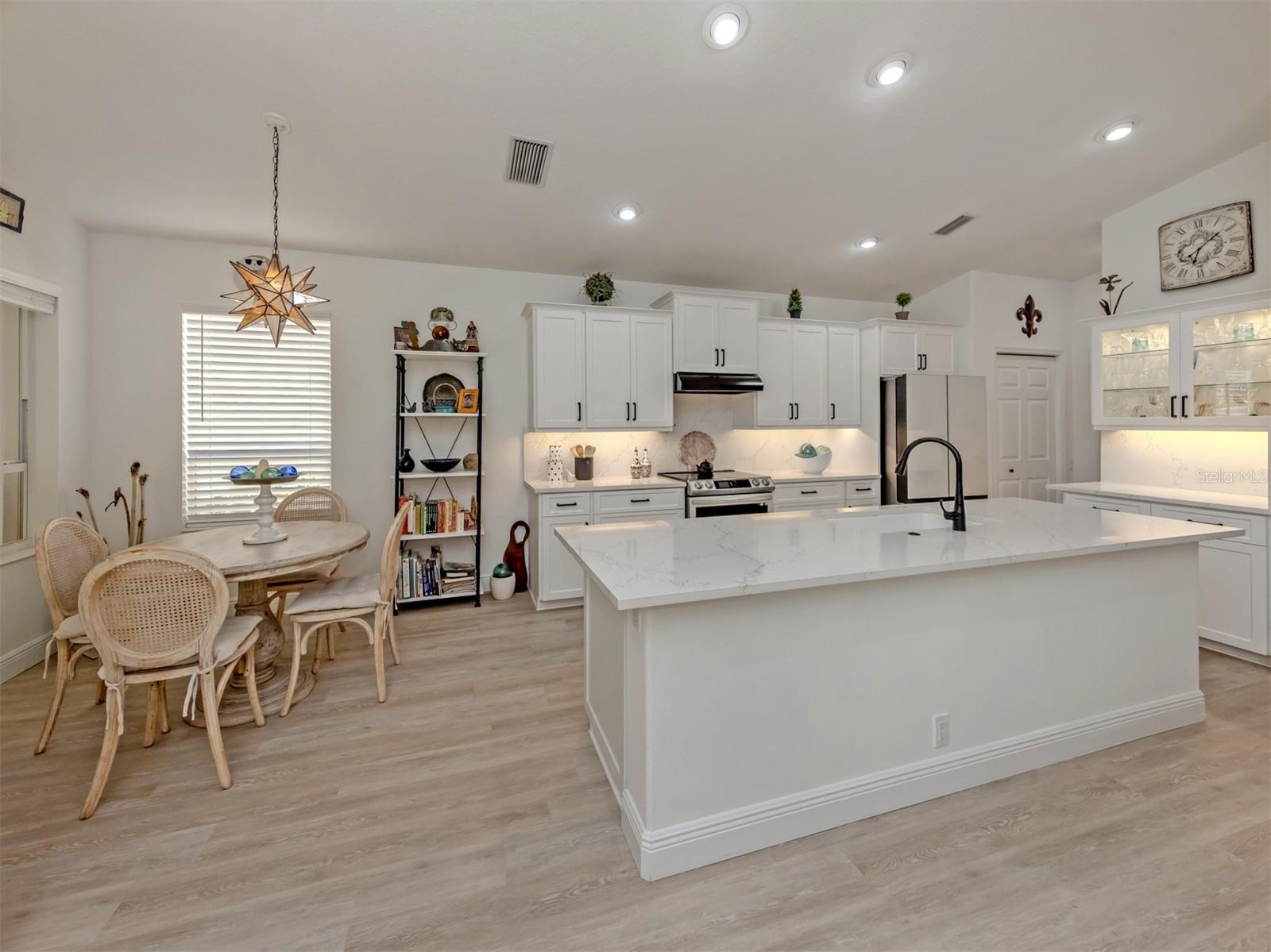 404 PINEWOOD LAKE DR — photo 13