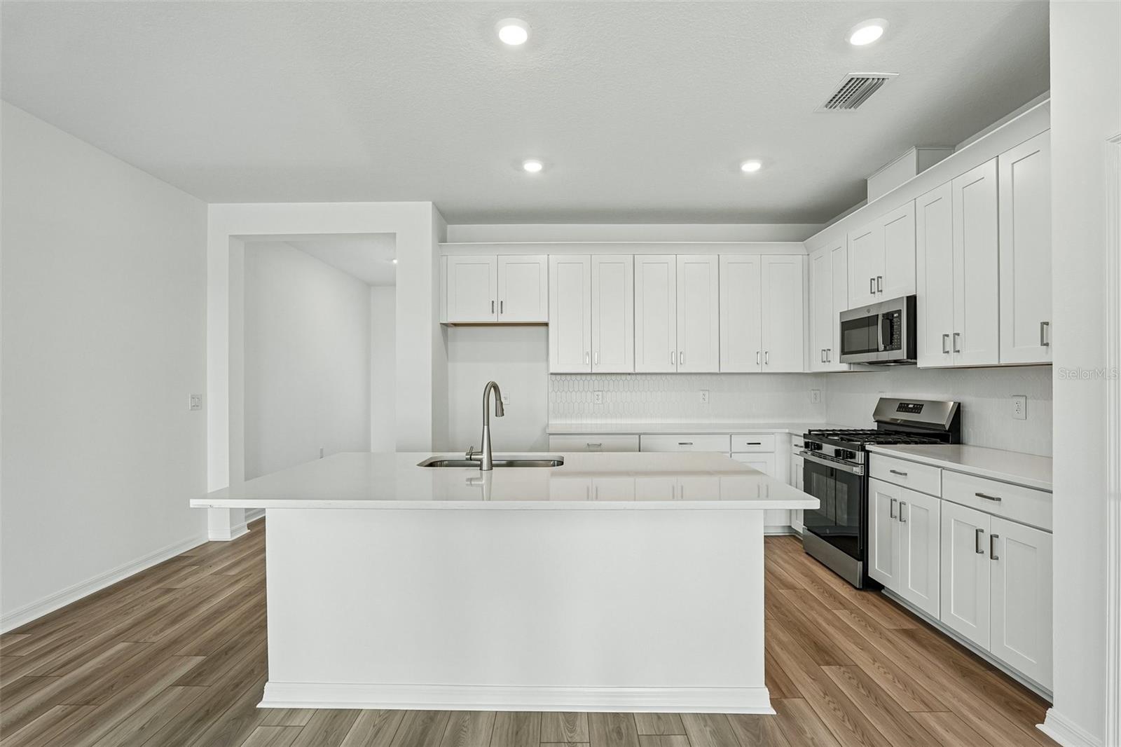 13814 BERTRAND AVE — photo 3