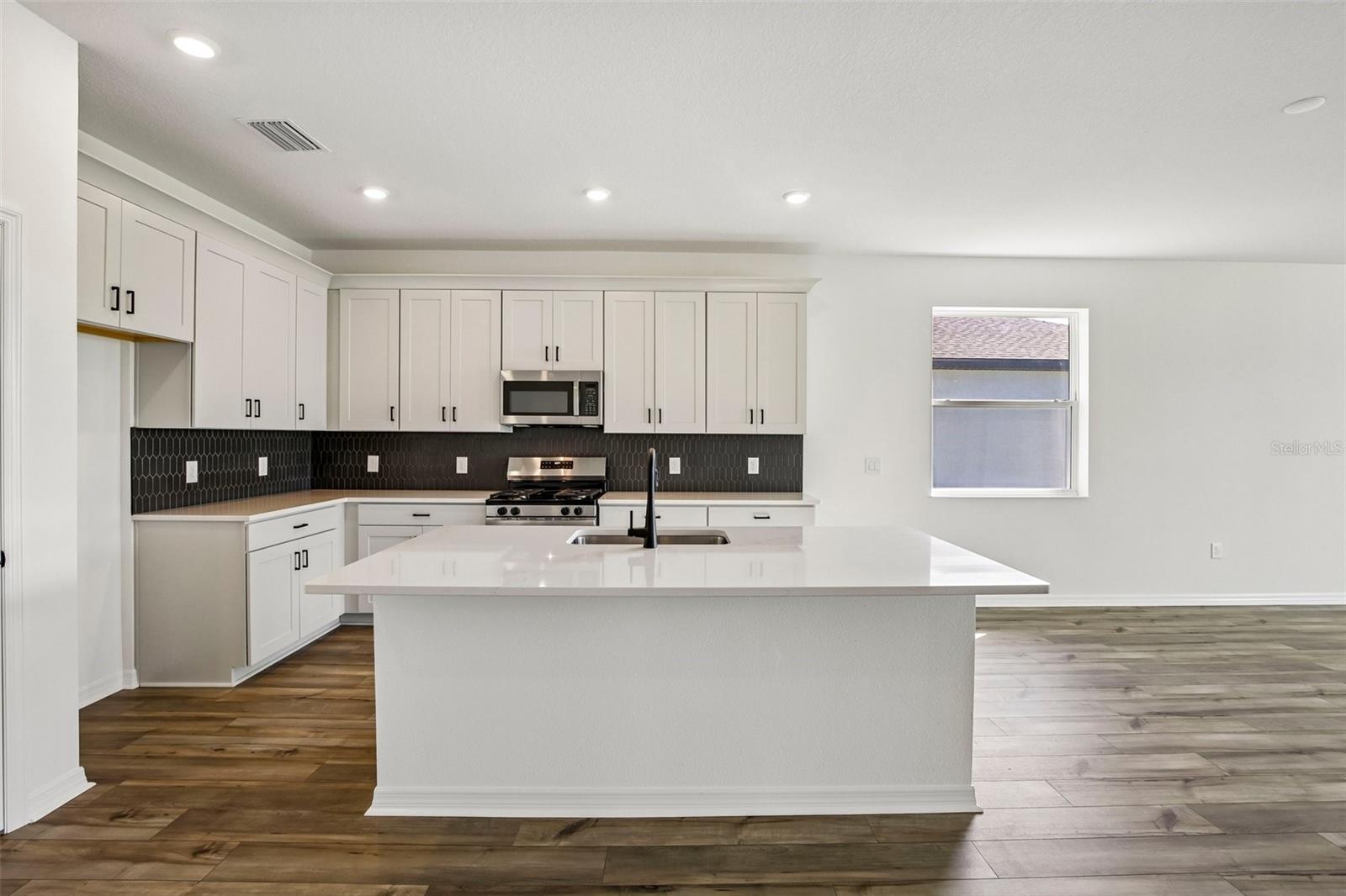13810 BERTRAND AVE — photo 4