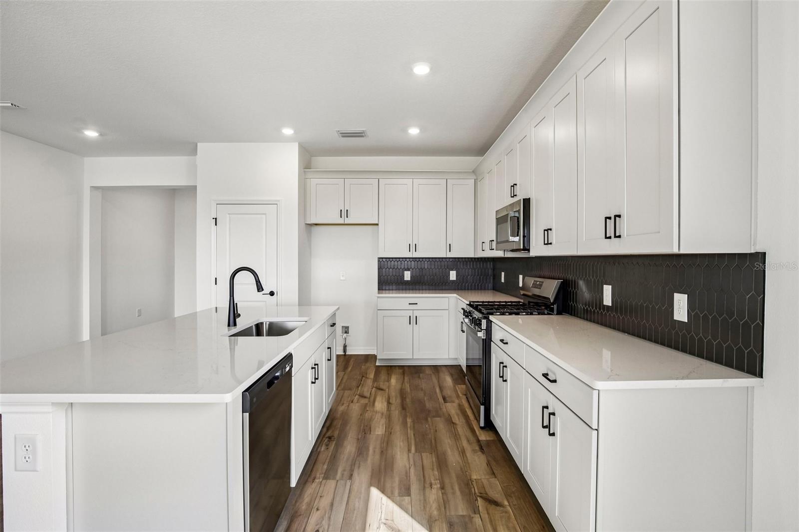 13810 BERTRAND AVE — photo 6