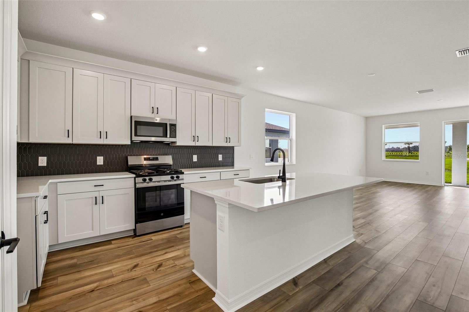 13810 BERTRAND AVE — photo 3