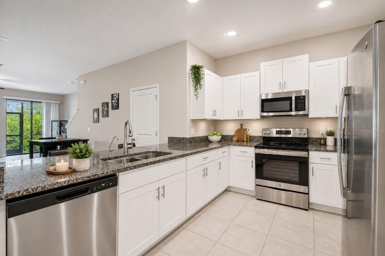 633 ROYAL EMPRESS DR — photo 2