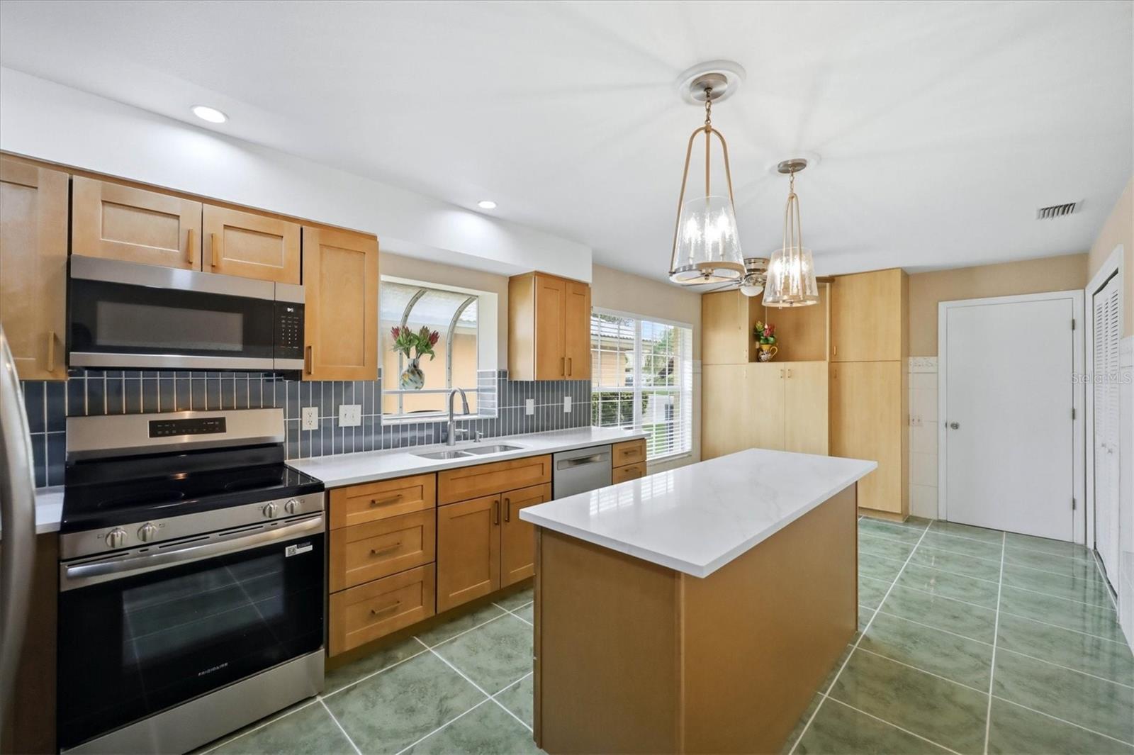 4738 DUNDEE DR — photo 4