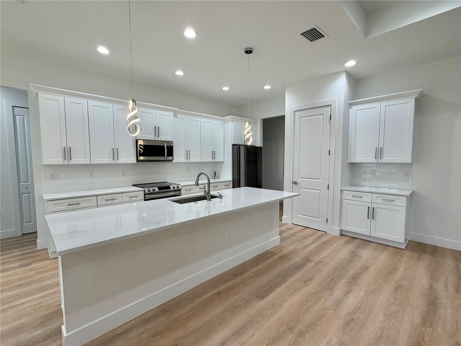 4625 RHAPSODY AVE — photo 7