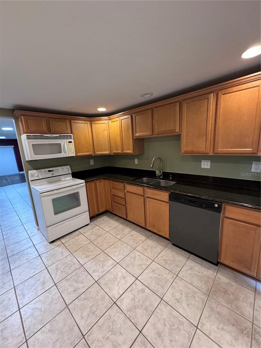 511 LONGFELLOW CT #B — photo 19