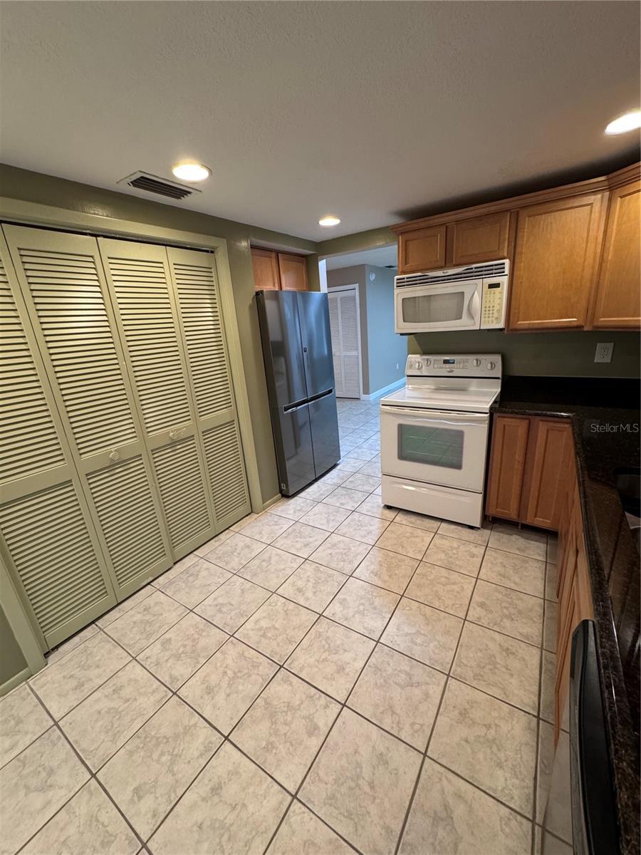 511 LONGFELLOW CT #B — photo 28