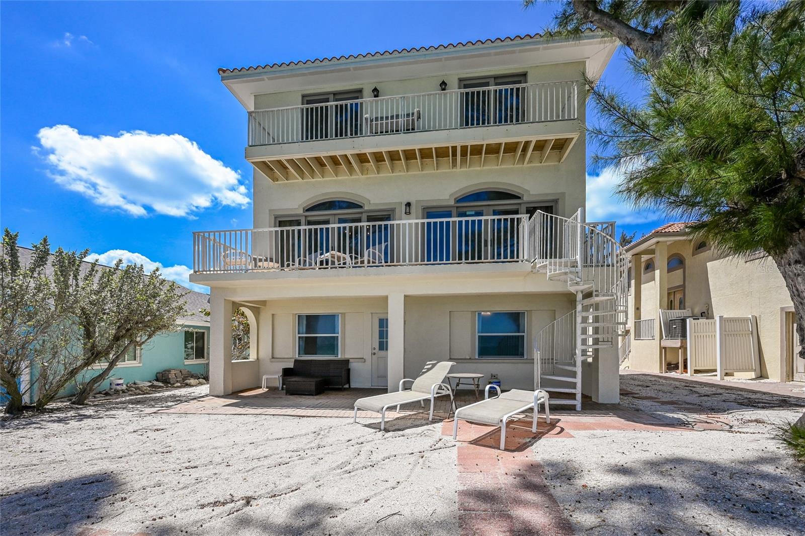 889 N SHORE DR — photo 37