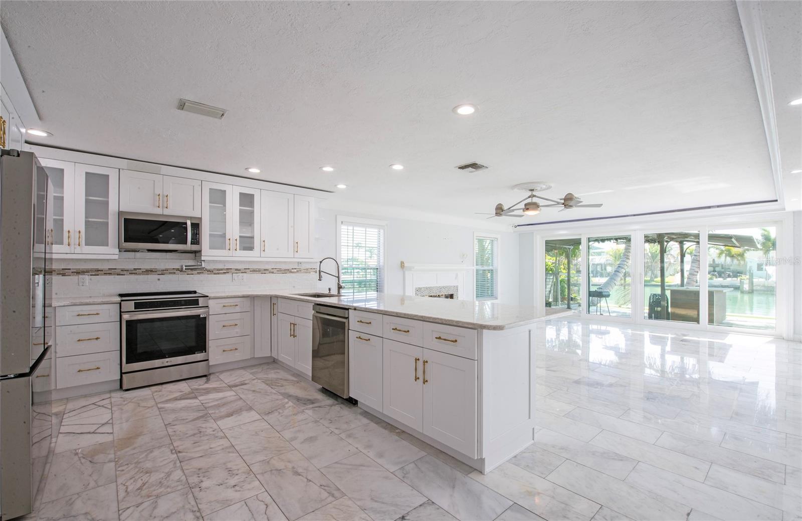 551 CRYSTAL DR — photo 25