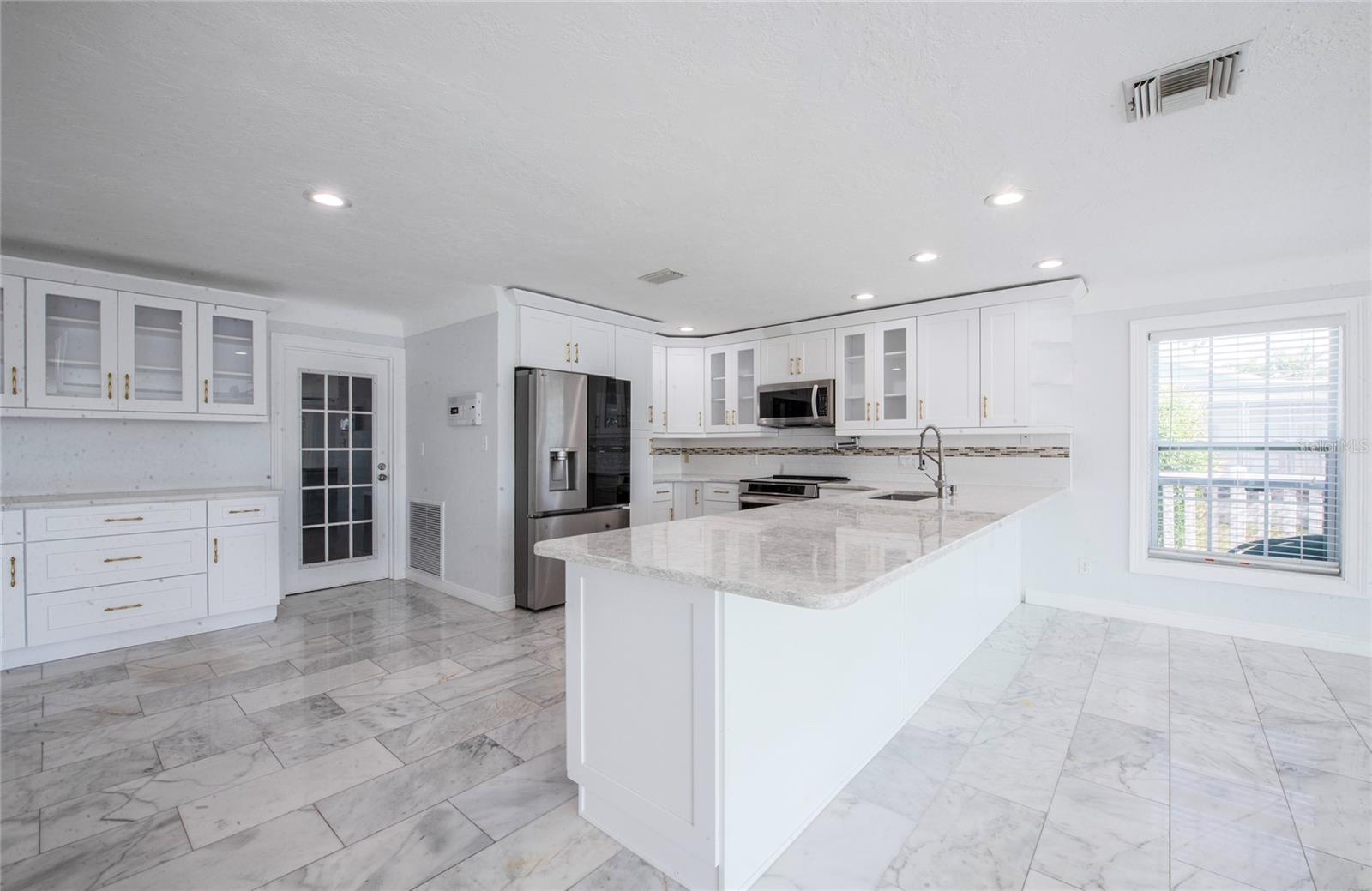 551 CRYSTAL DR — photo 22