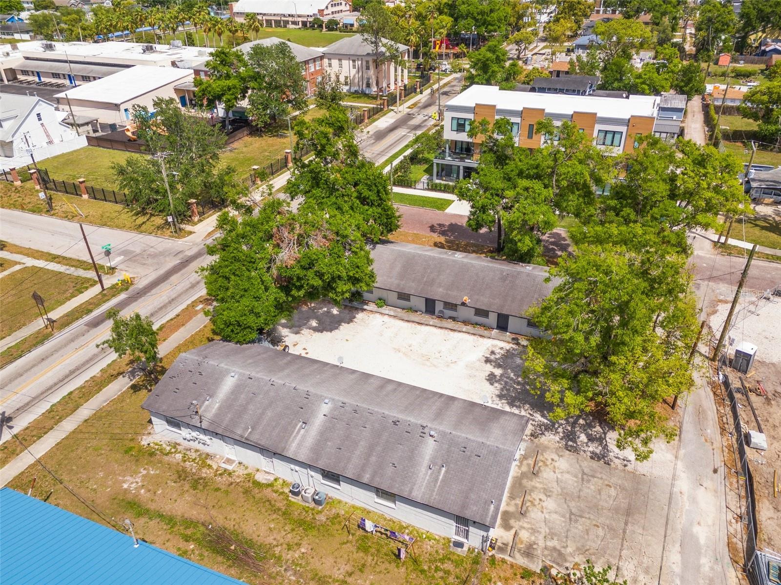 402 W COLUMBUS DR — photo 2