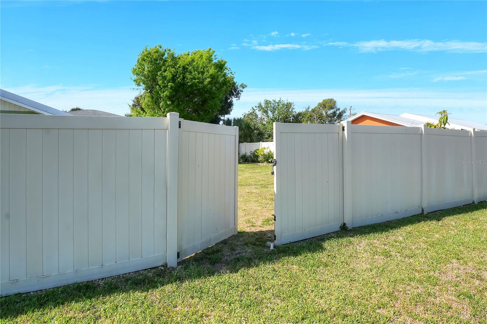 6108 FAIRWAY BLVD — photo 36