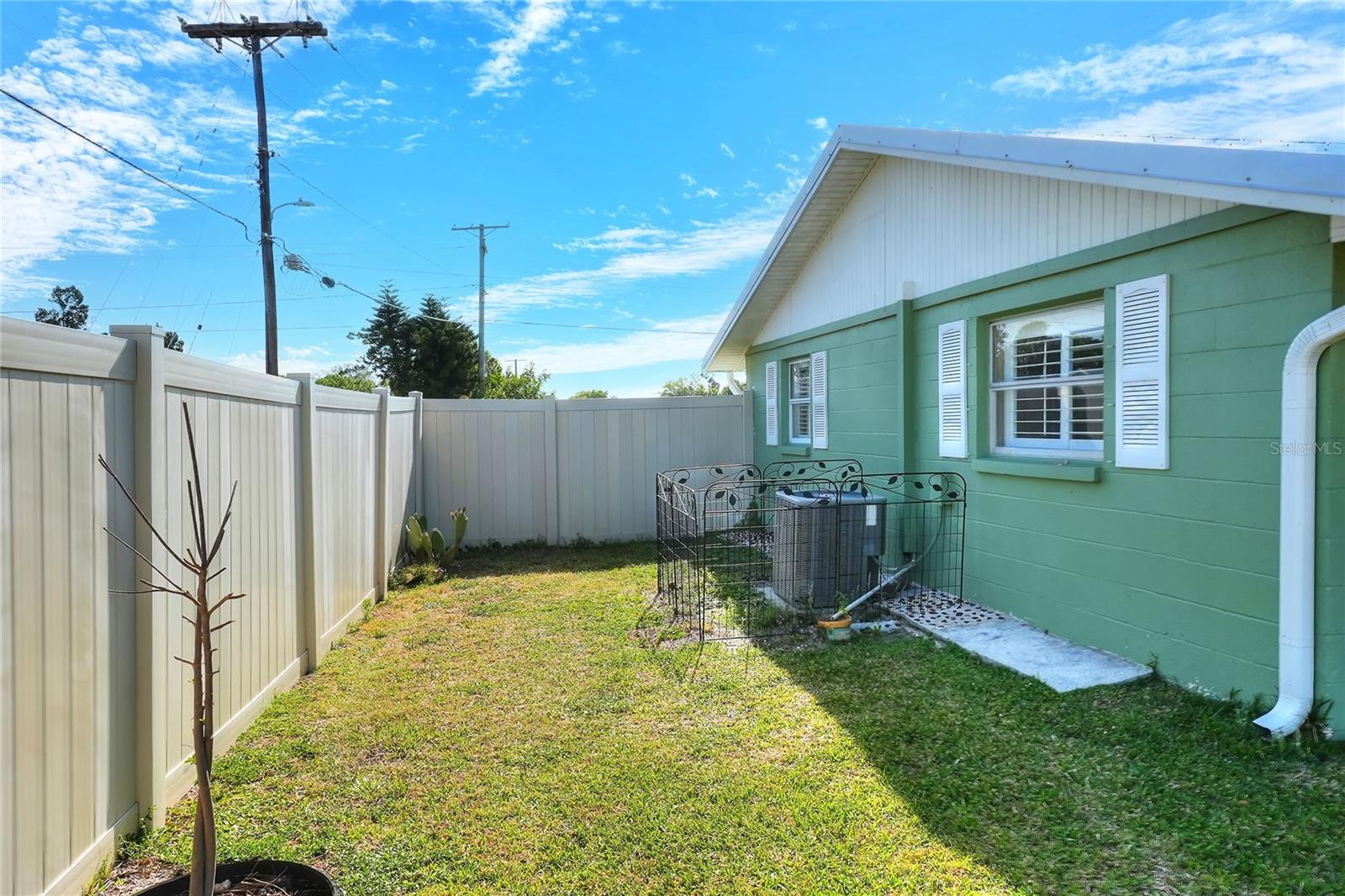 6108 FAIRWAY BLVD — photo 38