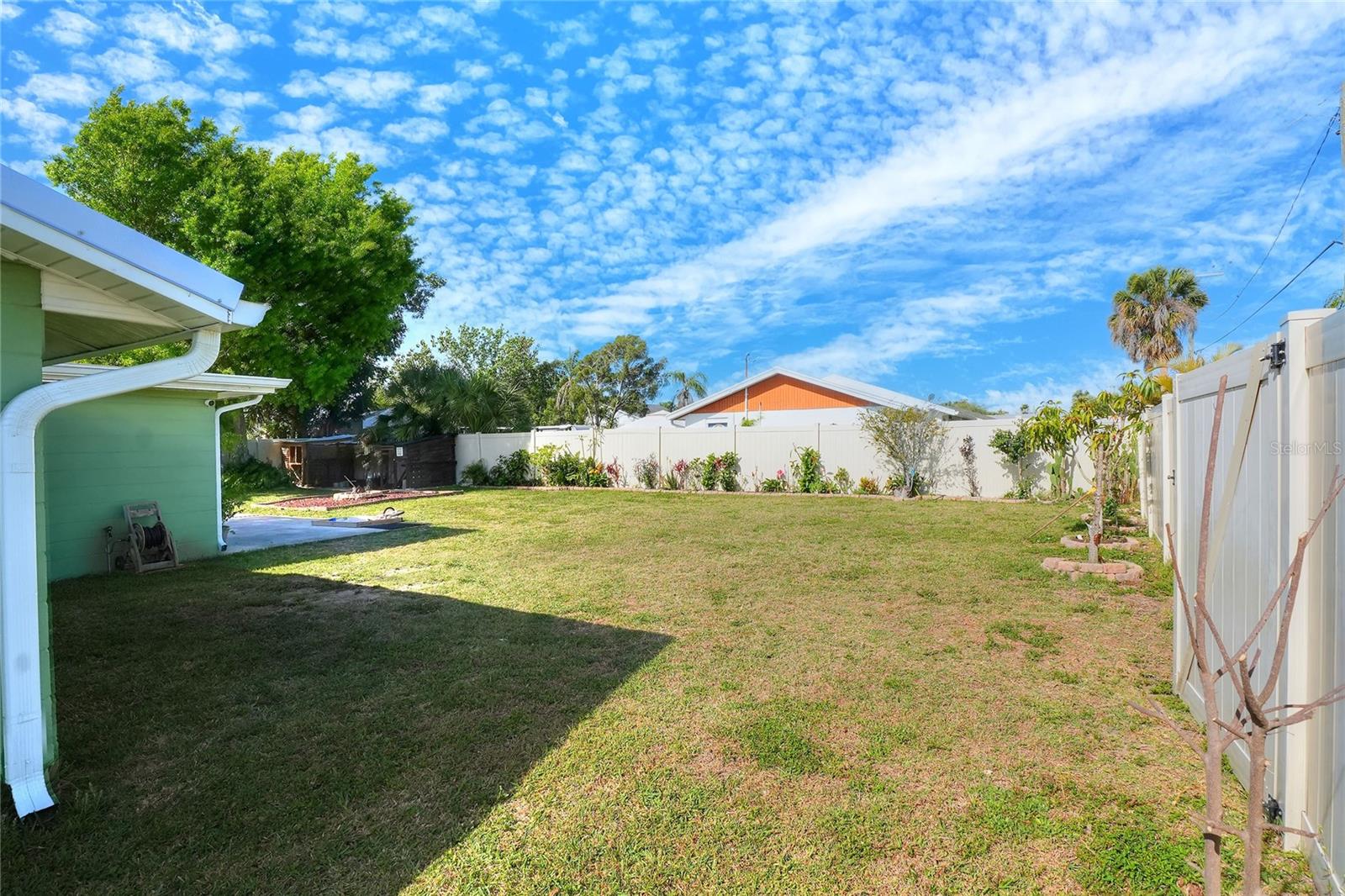 6108 FAIRWAY BLVD — photo 37