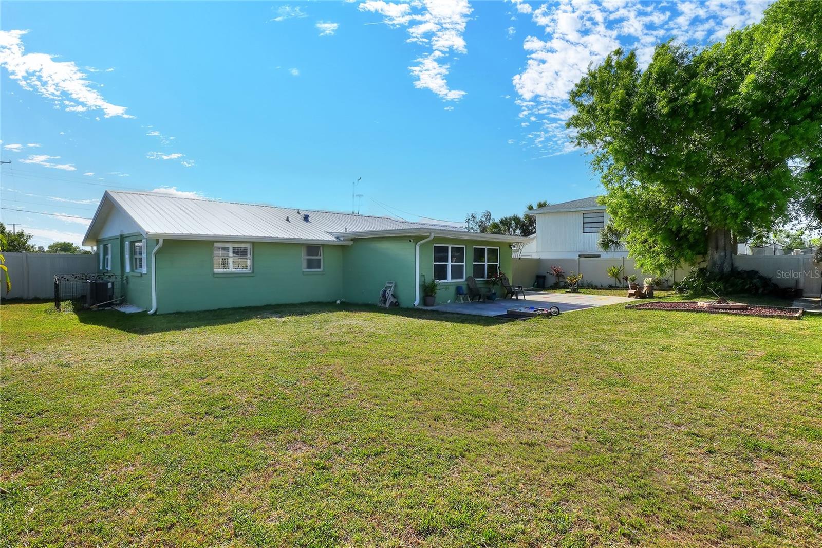 6108 FAIRWAY BLVD — photo 40