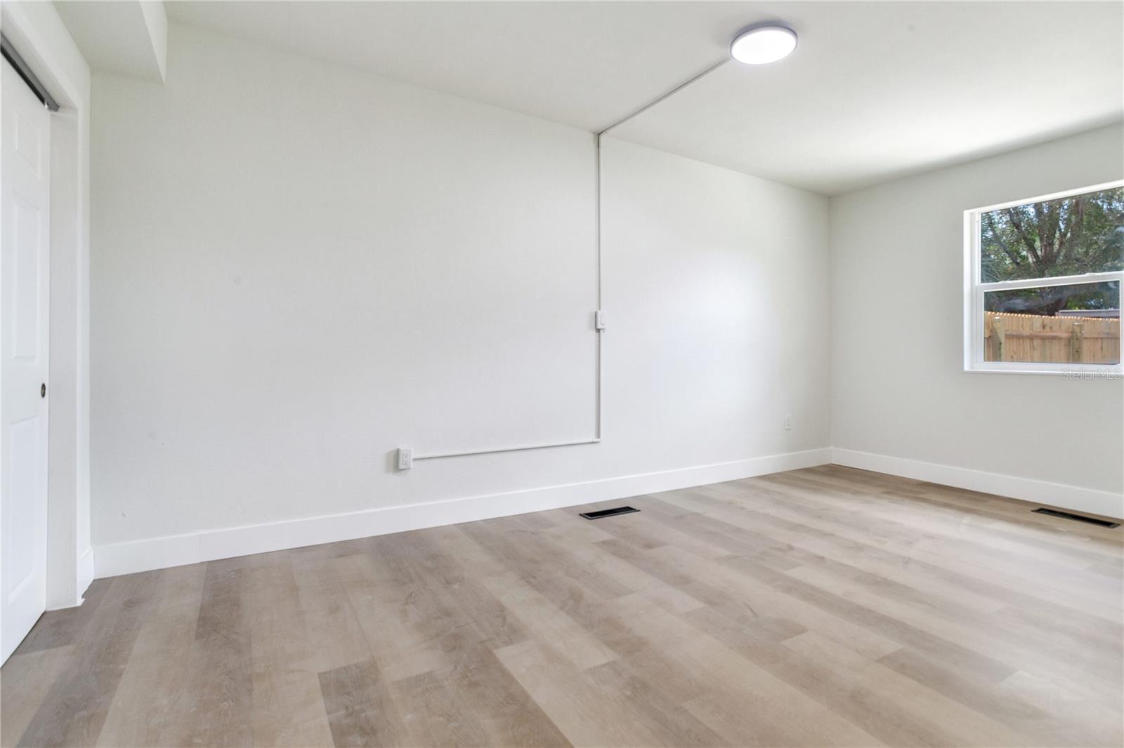 2753 VALENCIA DR — photo 37