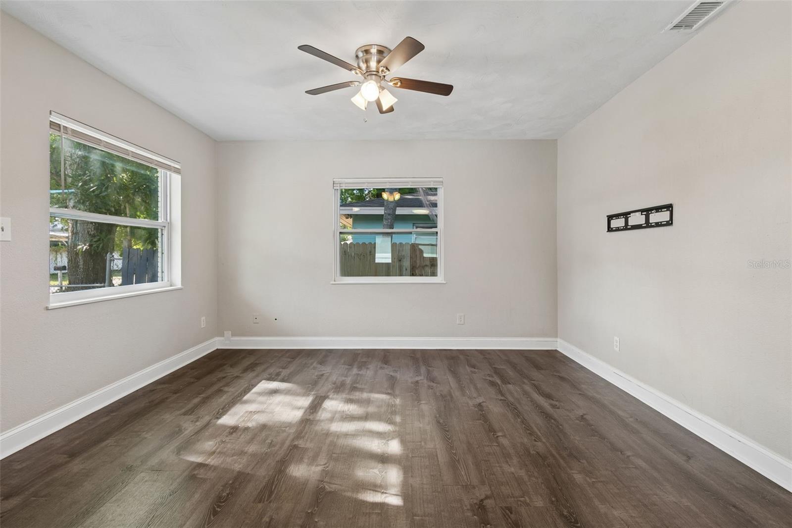 6710 N HARER ST — photo 17