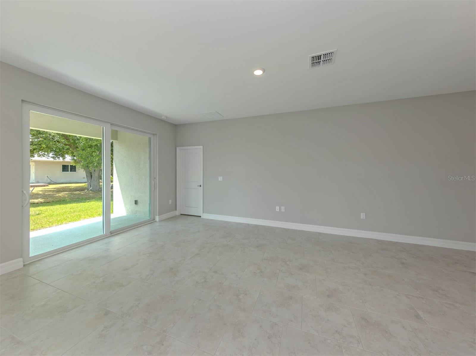 1047 COMFORT LN — photo 6