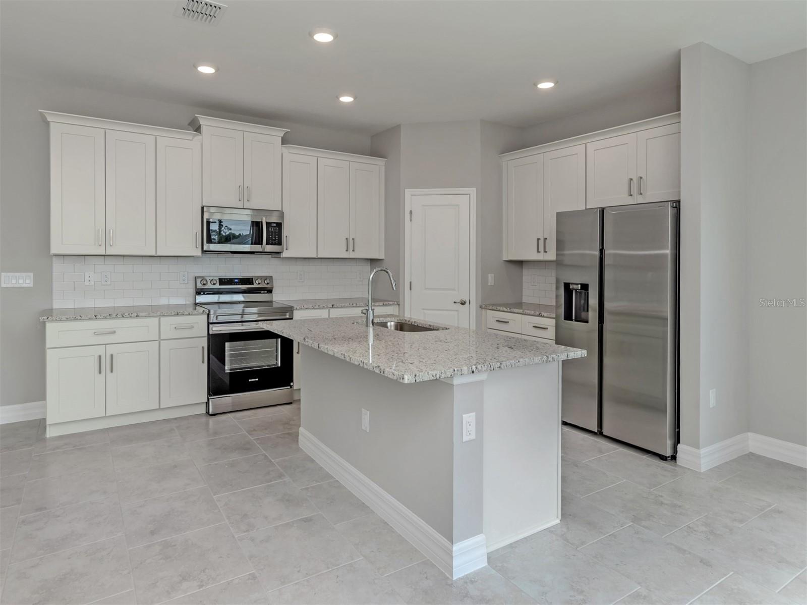 1047 COMFORT LN — photo 11
