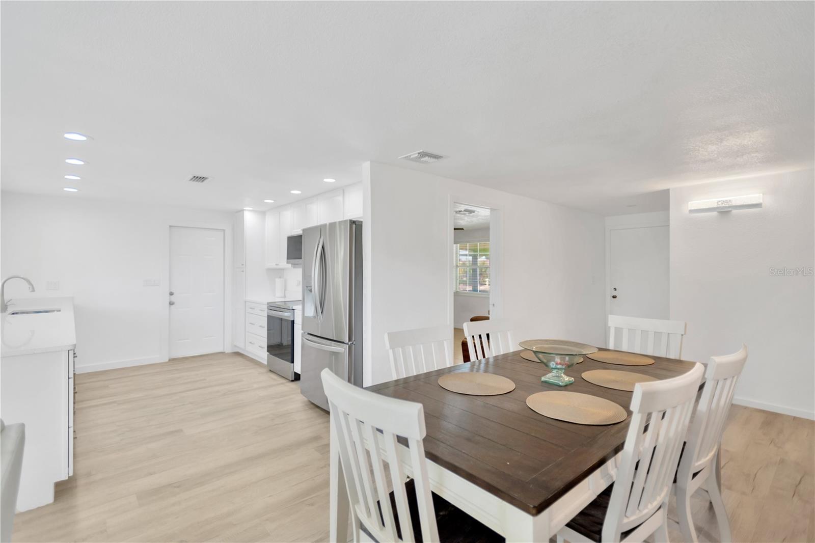 13724 COX AVE — photo 8