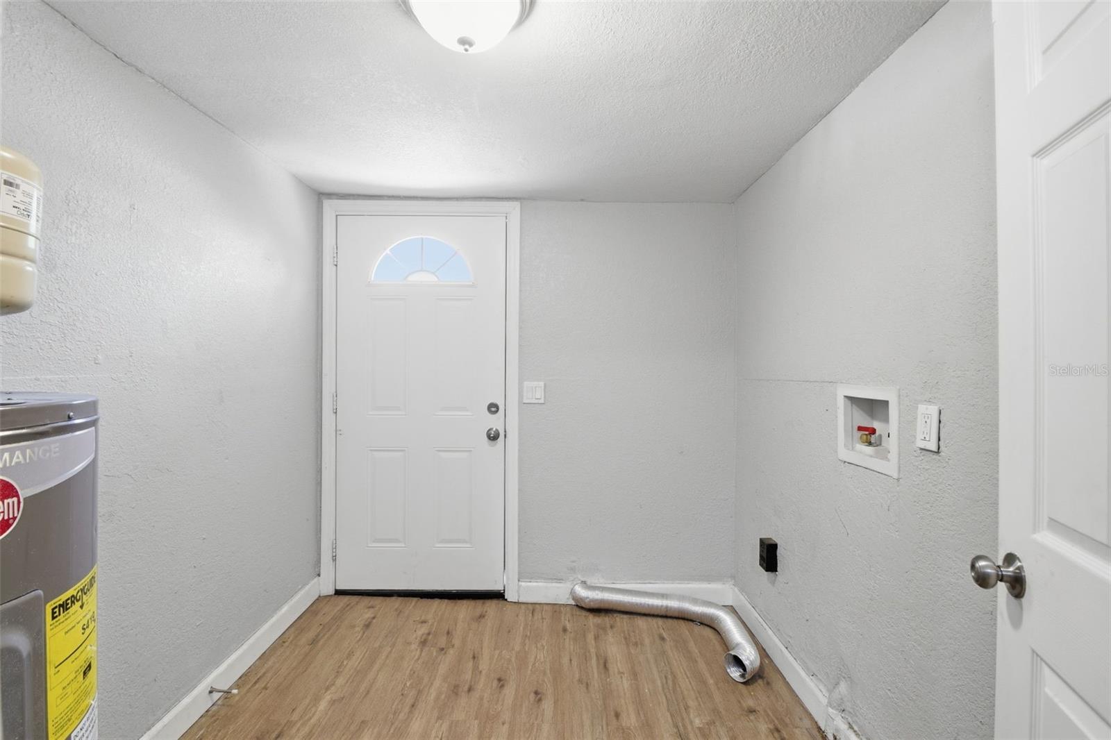 1410 E WATERS AVE — photo 32
