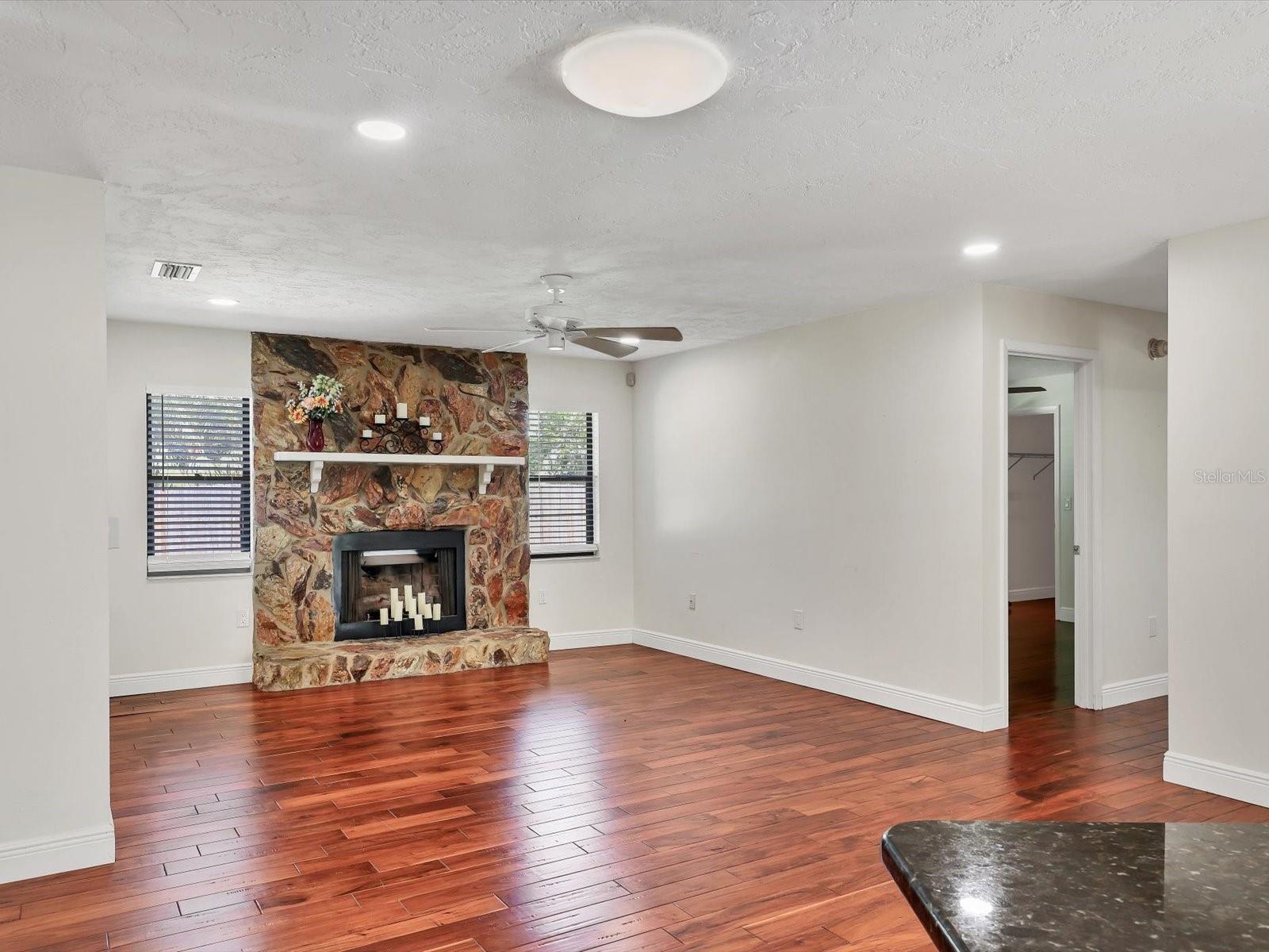 3927 DESOTO RD — photo 26