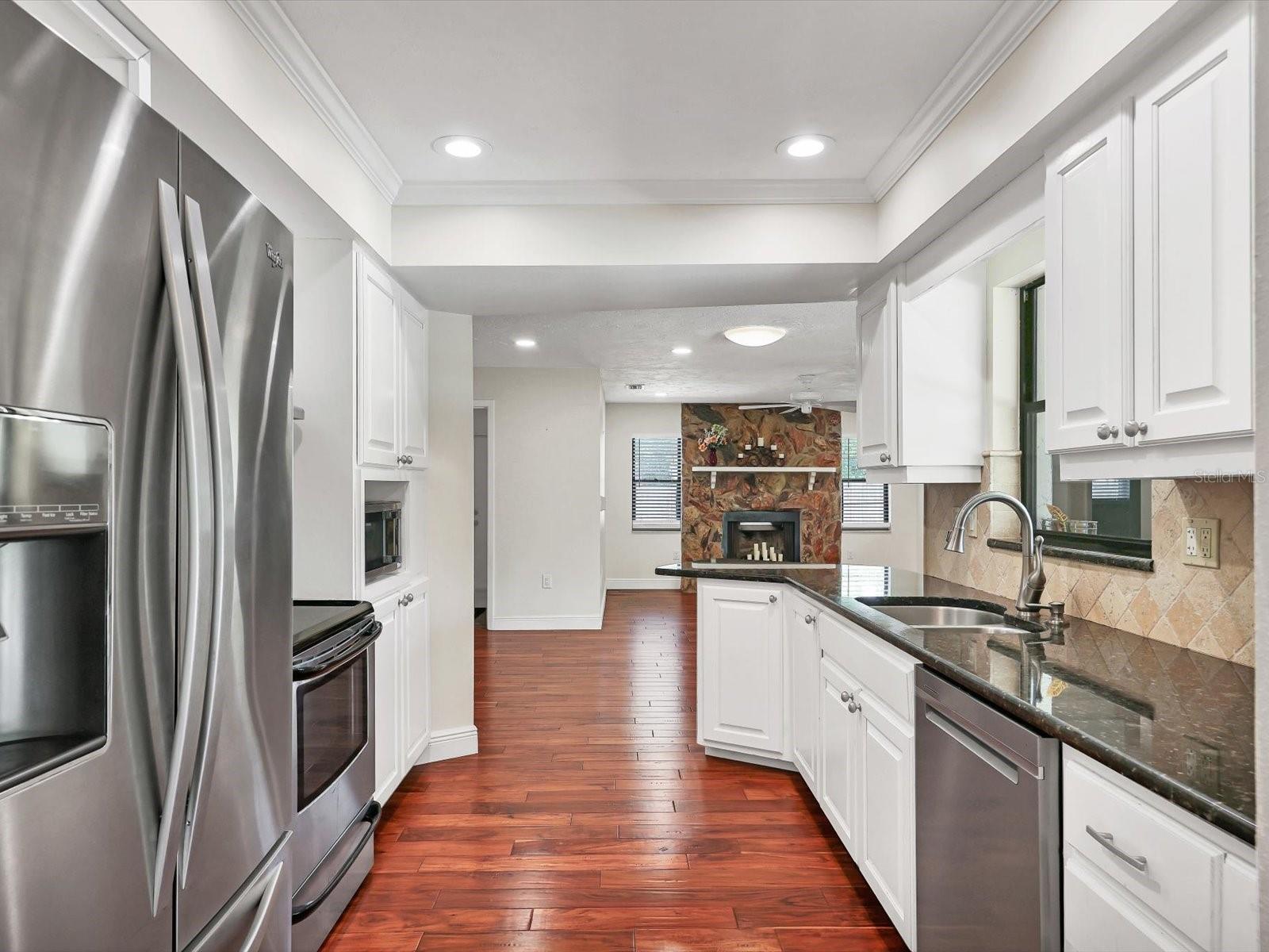3927 DESOTO RD — photo 21