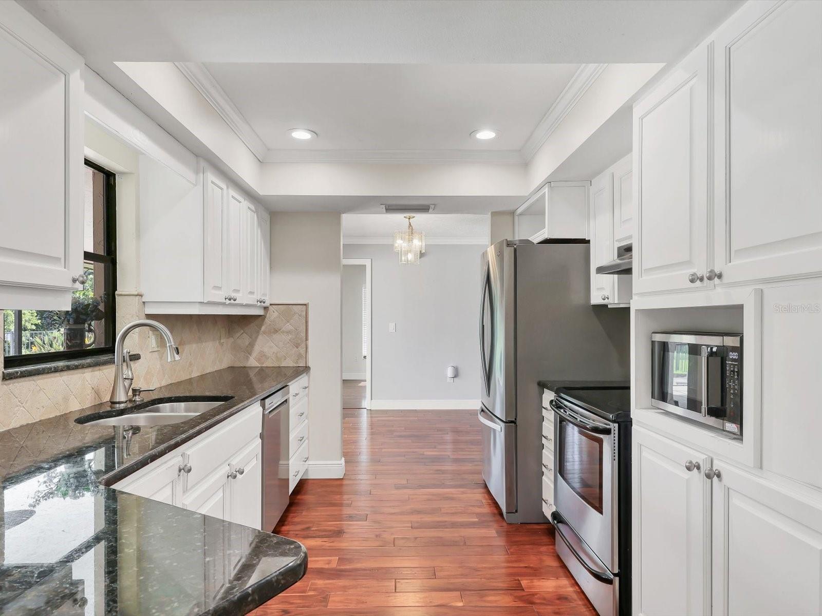 3927 DESOTO RD — photo 24