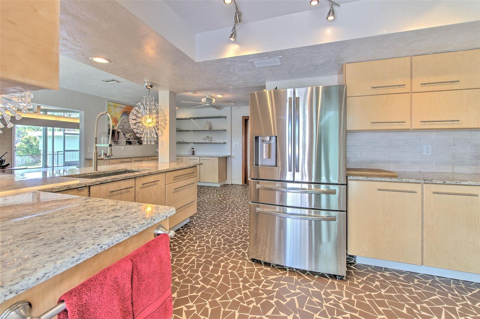 7102 MANDY LN — photo 12