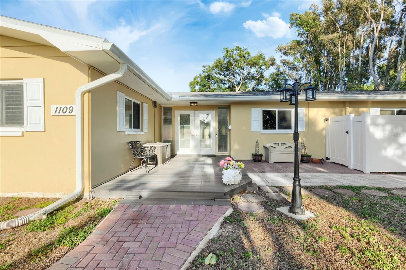 1109 S SAN REMO AVE — photo 2