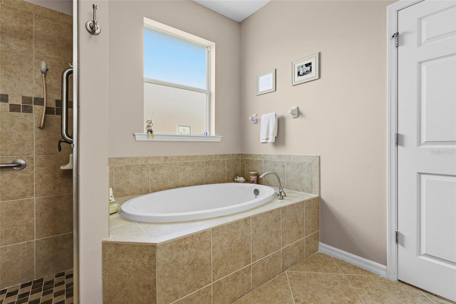 6240 FALCON LAIR DR — photo 37