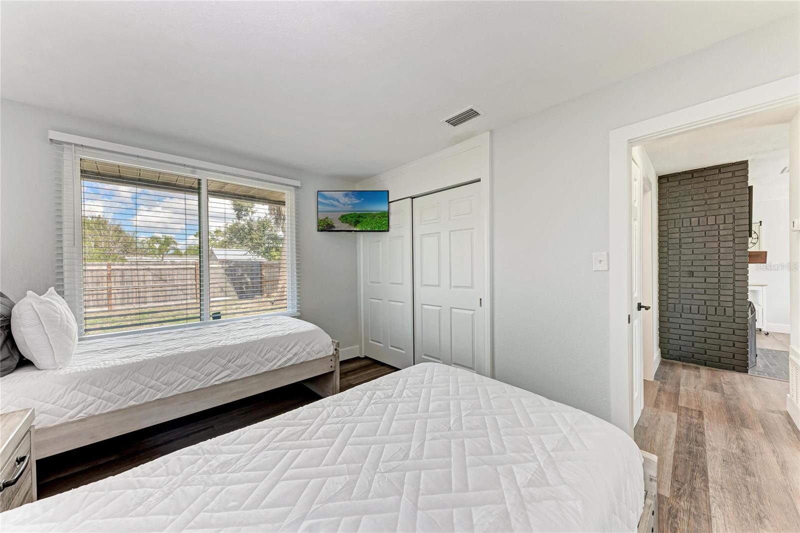 339 SUWANEE AVE — photo 14
