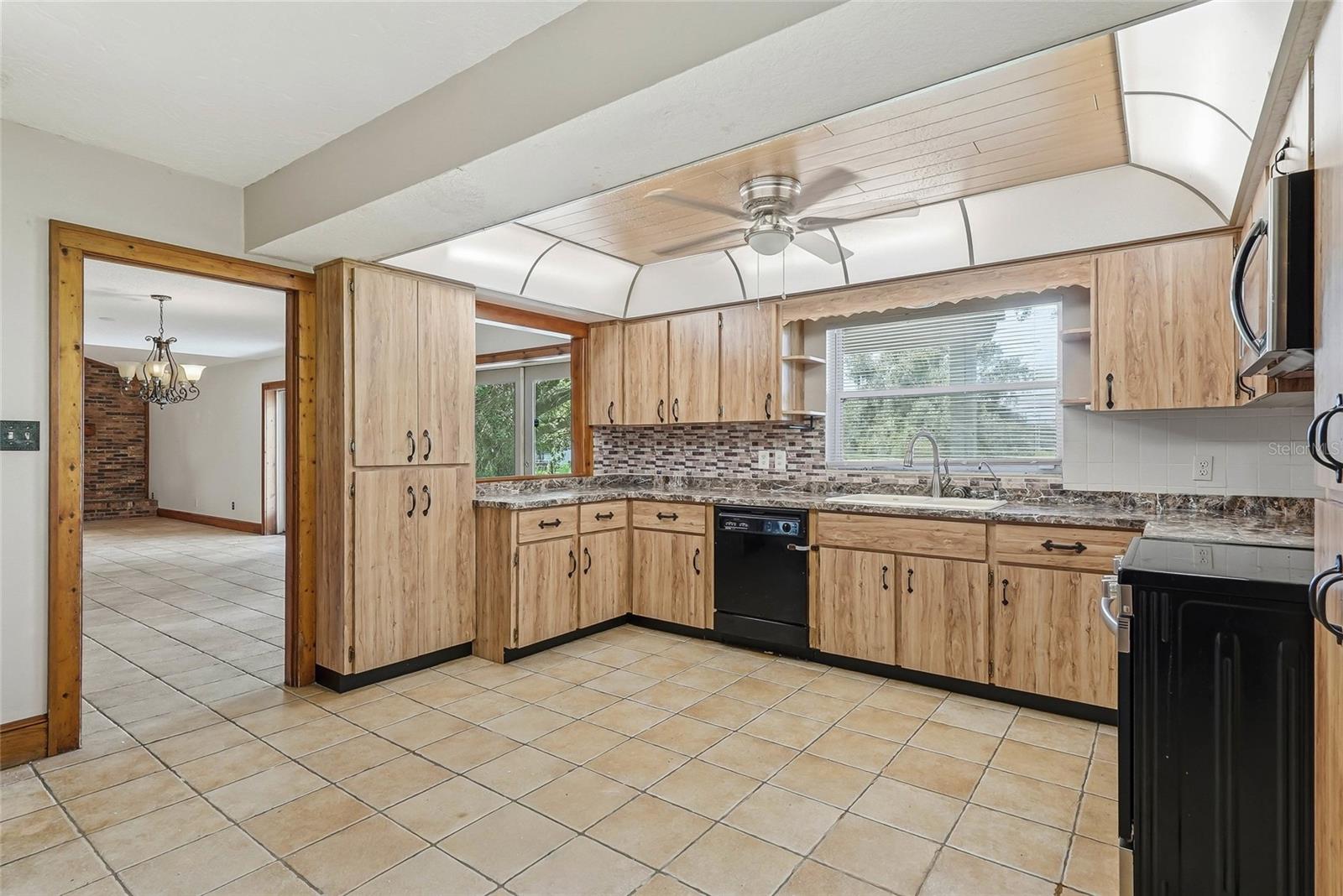 8731 LITHIA PINECREST RD — photo 23