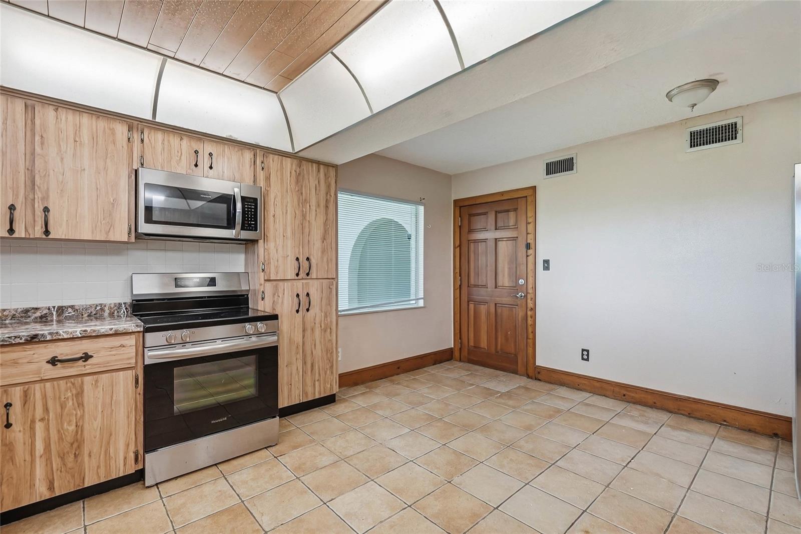 8731 LITHIA PINECREST RD — photo 25