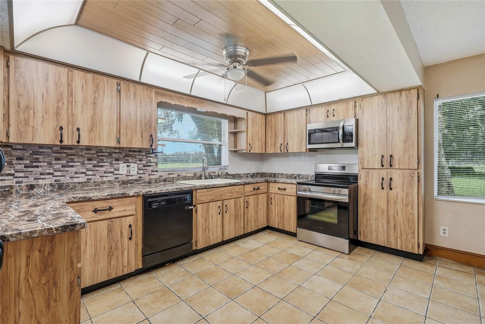 8731 LITHIA PINECREST RD — photo 21