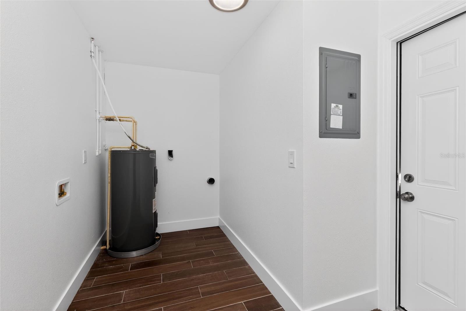 8317 BOXWOOD DR — photo 36