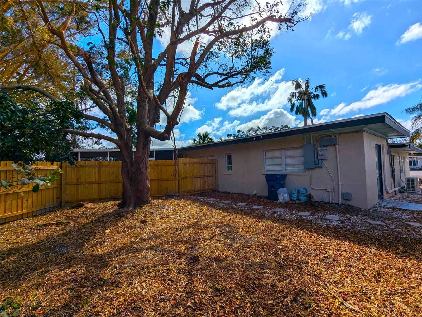 2107 PINE TER — photo 40