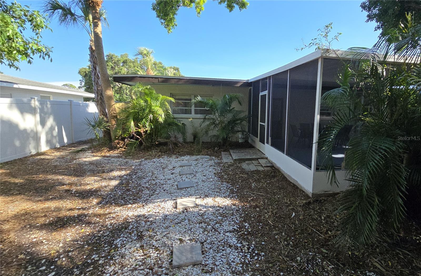 2107 PINE TER — photo 26