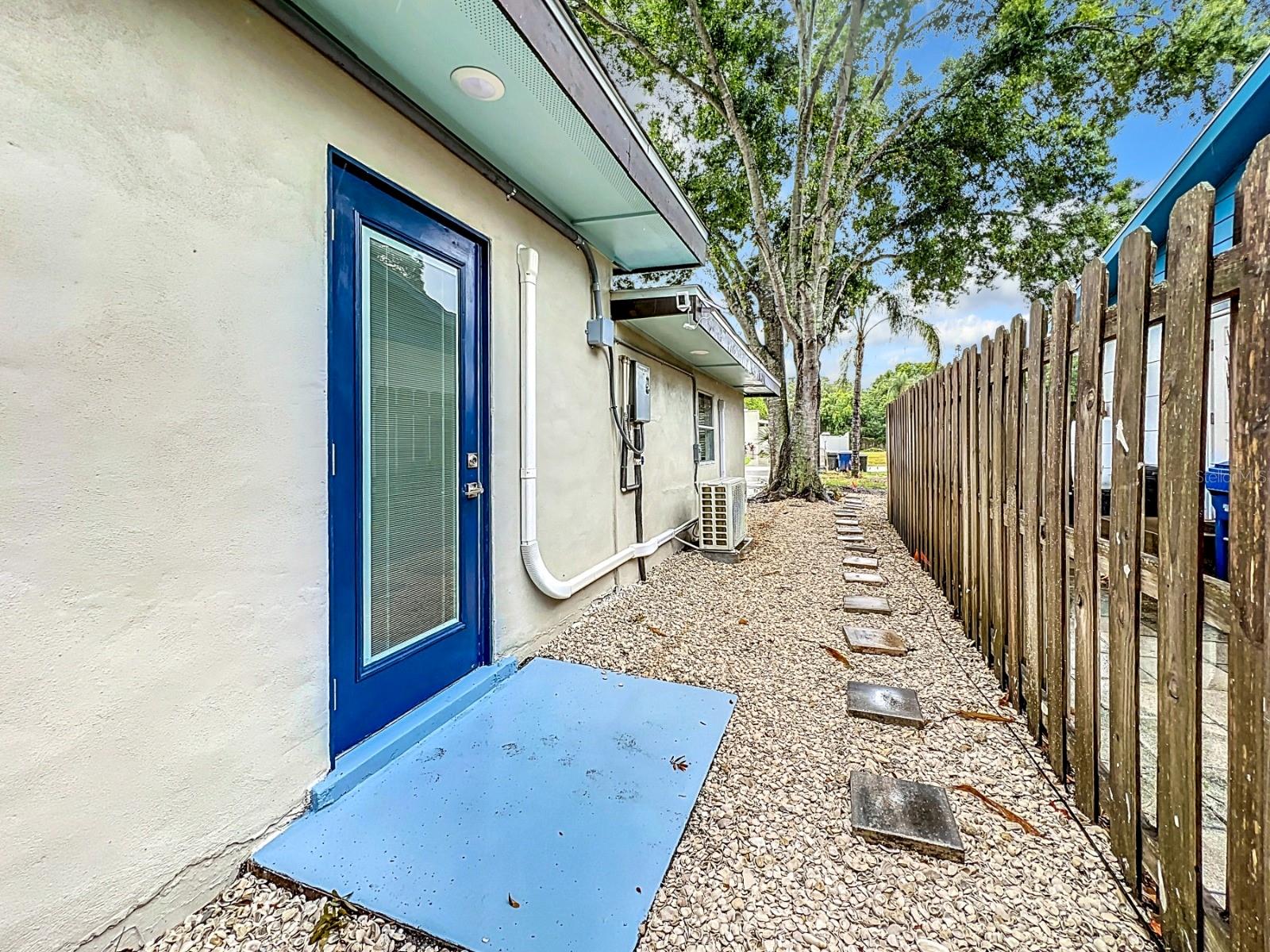 2107 PINE TER — photo 29