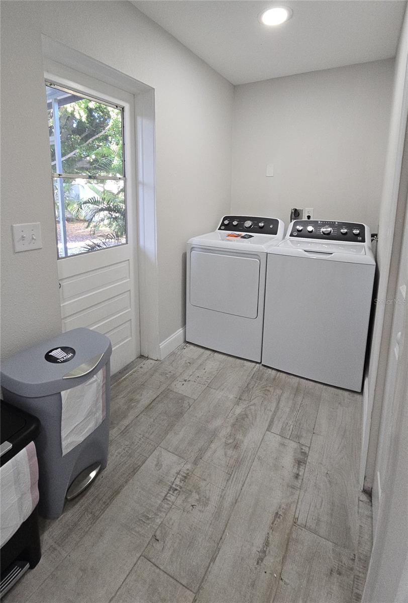 2107 PINE TER — photo 22