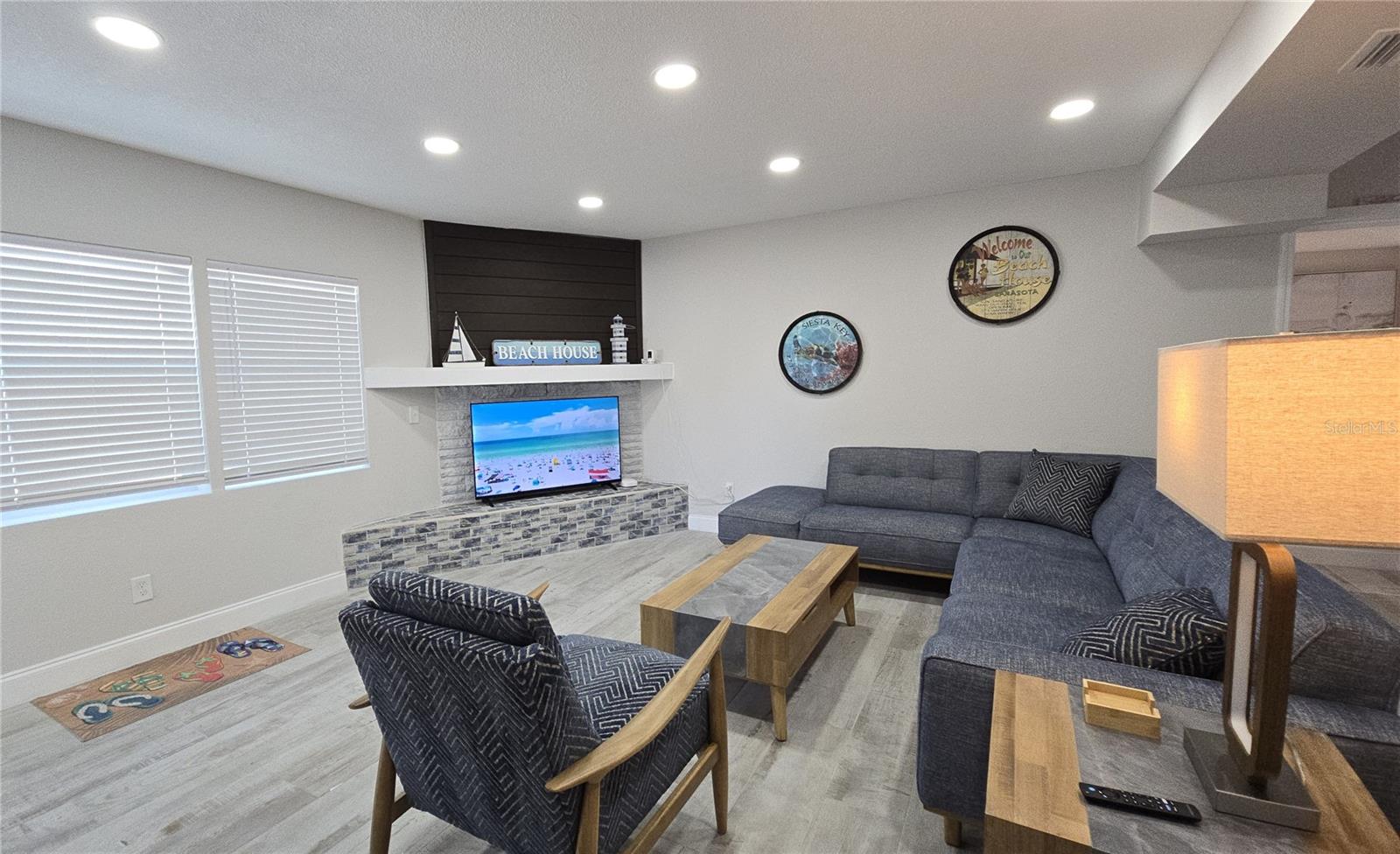 2107 PINE TER — photo 3