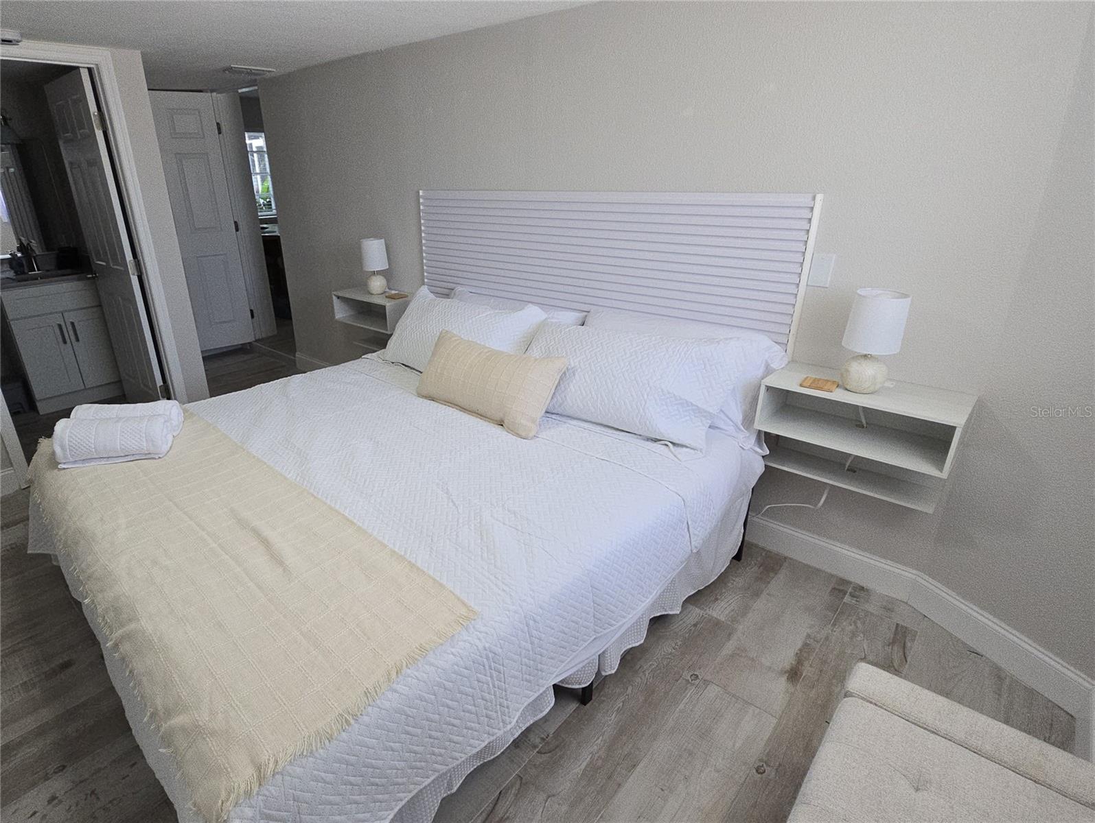 2107 PINE TER — photo 12