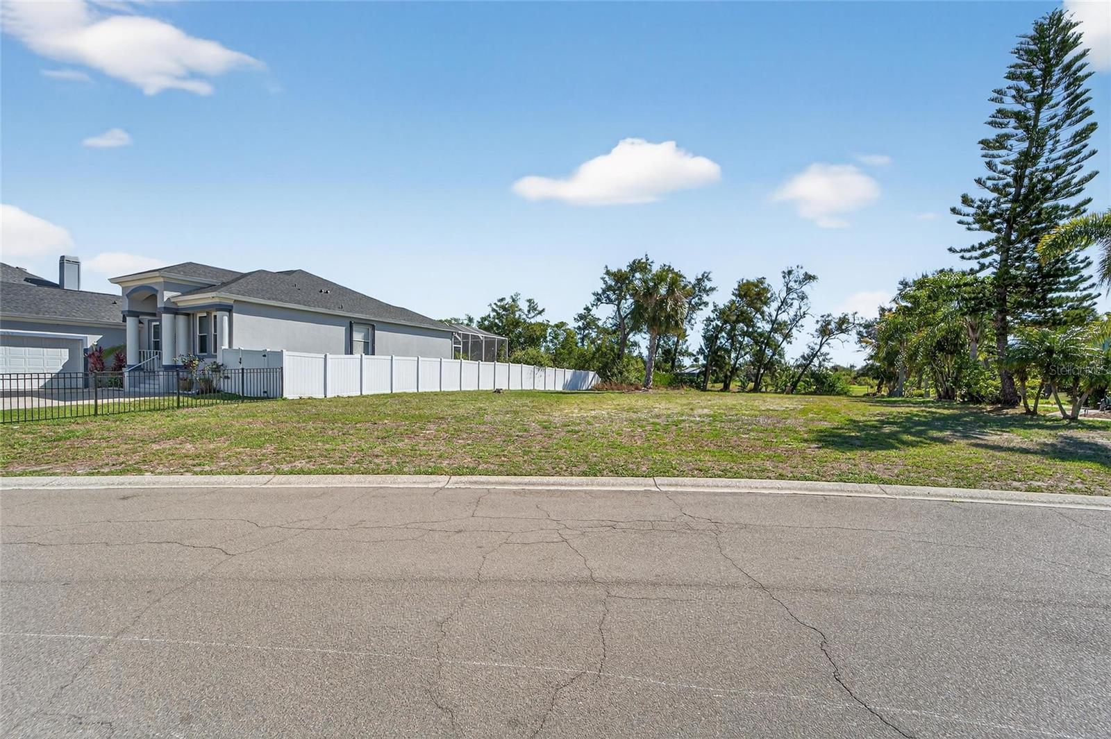 806 GREENVIEW DR — photo 3