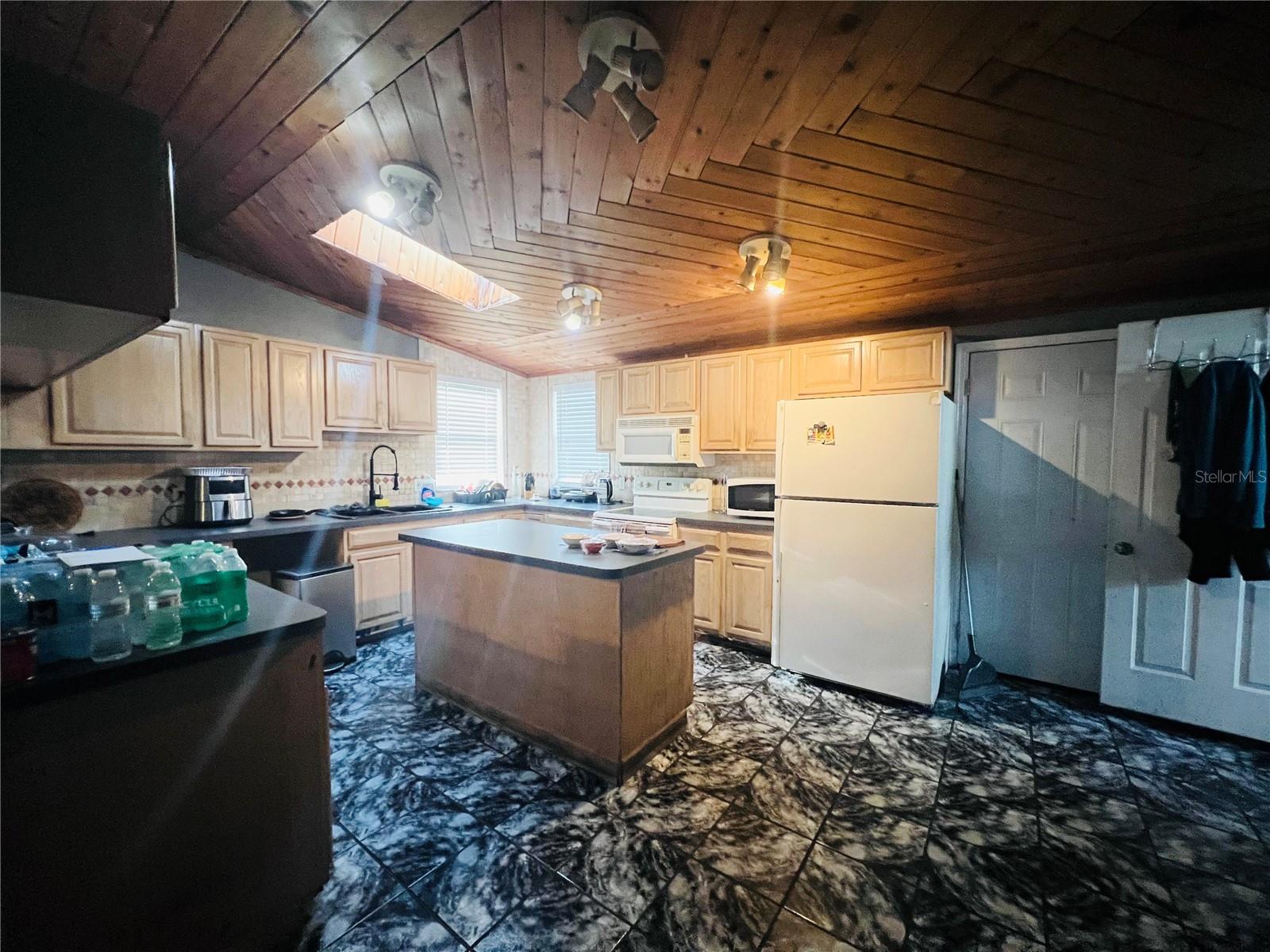 5543 MOOG RD — photo 9
